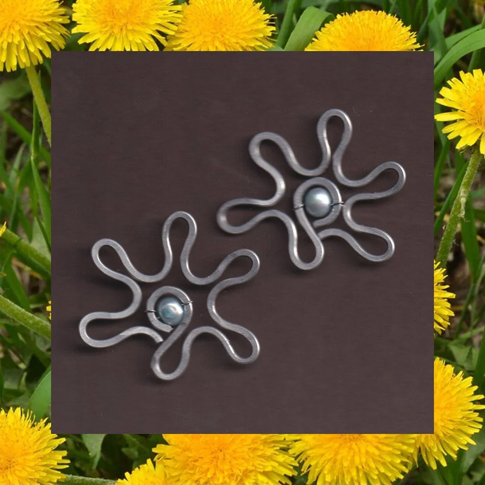 earrings_pearl_flower_lghtblue.jpg