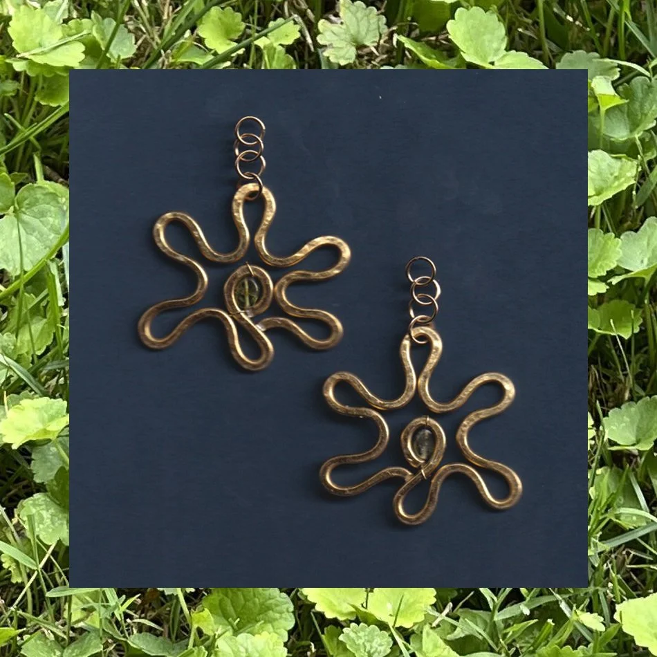 earrings_pearl_dangleflower_peridot.jpg