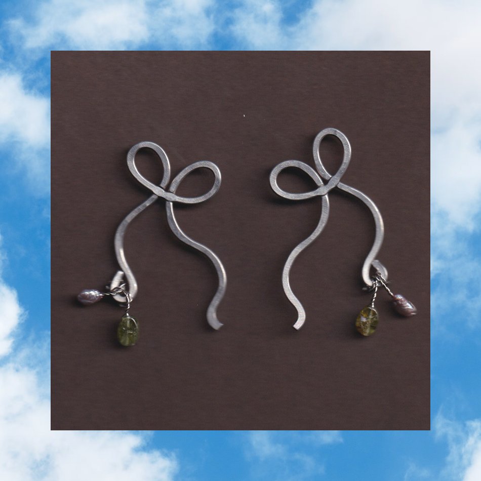 earrings_pearl_bow_grngrey.jpg (Copy)