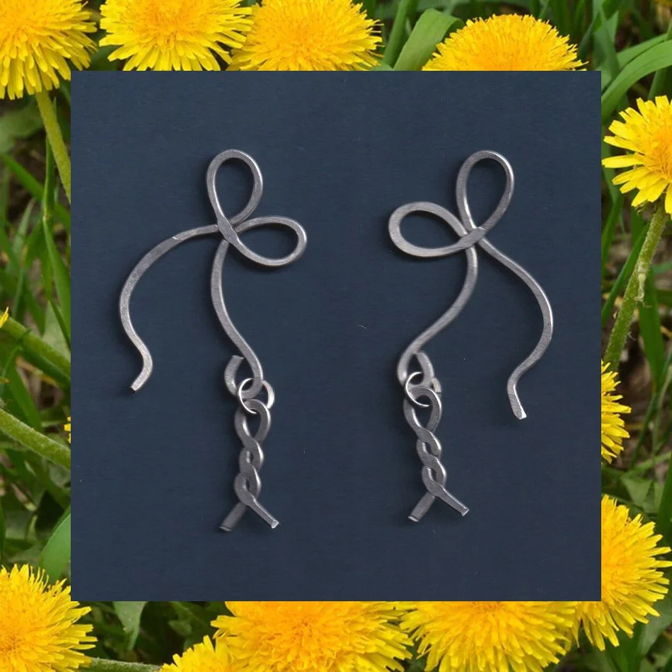 earrings_wigglybows_twist_n.jpg
