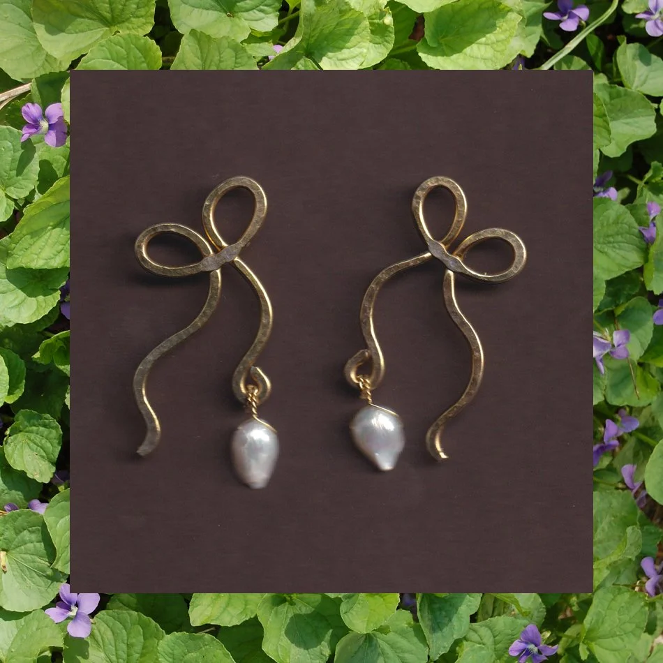 earrings_pearl_bow_oddwhite.jpg