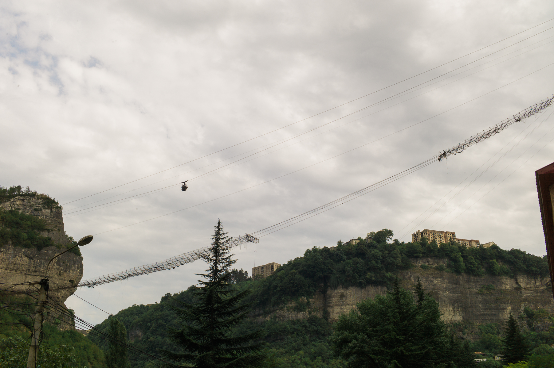 Materialseilbahn hoch über dem Hotelfenster.