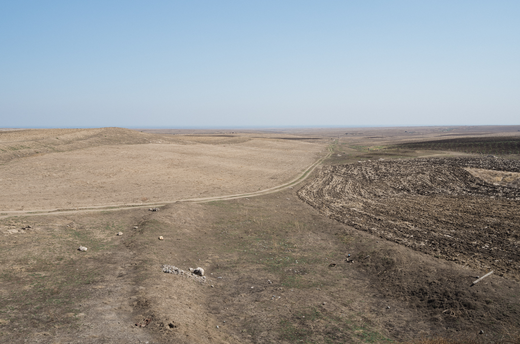 Ein Feldweg in Richtung Aserbaidschan. Tigranakert