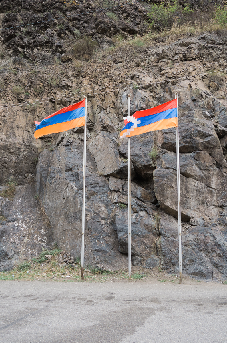 Die Flaggen von Armenien und Nagorno Karabakh, südliche Grenzstation zu Armenien