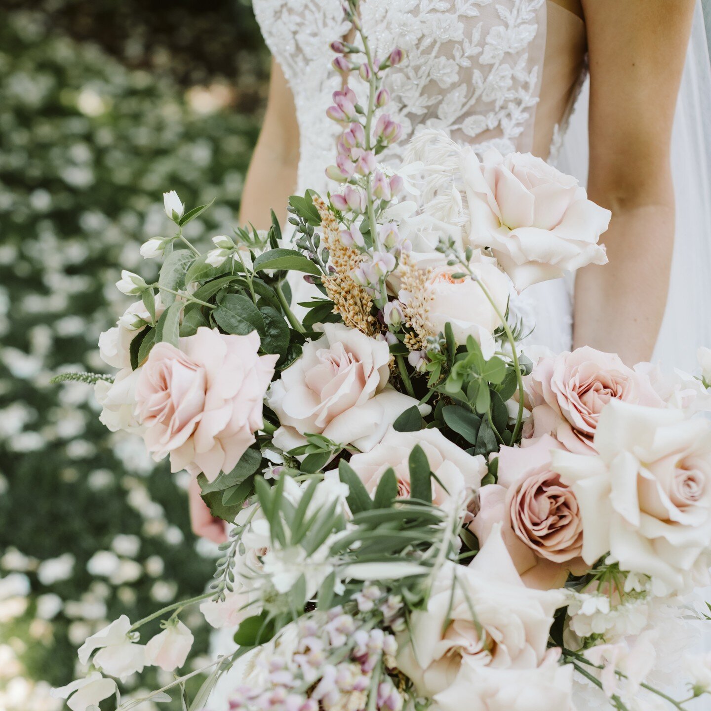 Modern boho style in beautiful shades of neutrals🌾Outdoor wedding ceremony @thefarmateaglesridge 
.
.
.
photographer: @justrobjohn 
caterer: @thescarletrunner 
venue: @thefarmateaglesridge