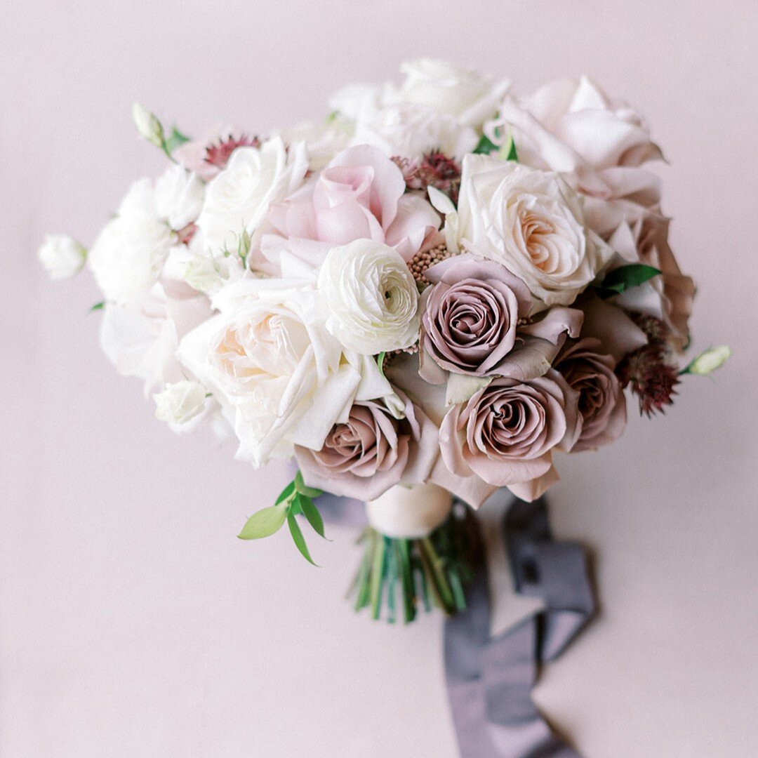 Outdoor wedding filled with romantic dusty rose blooms! 
.
.
.

📸@lindseyfordphoto