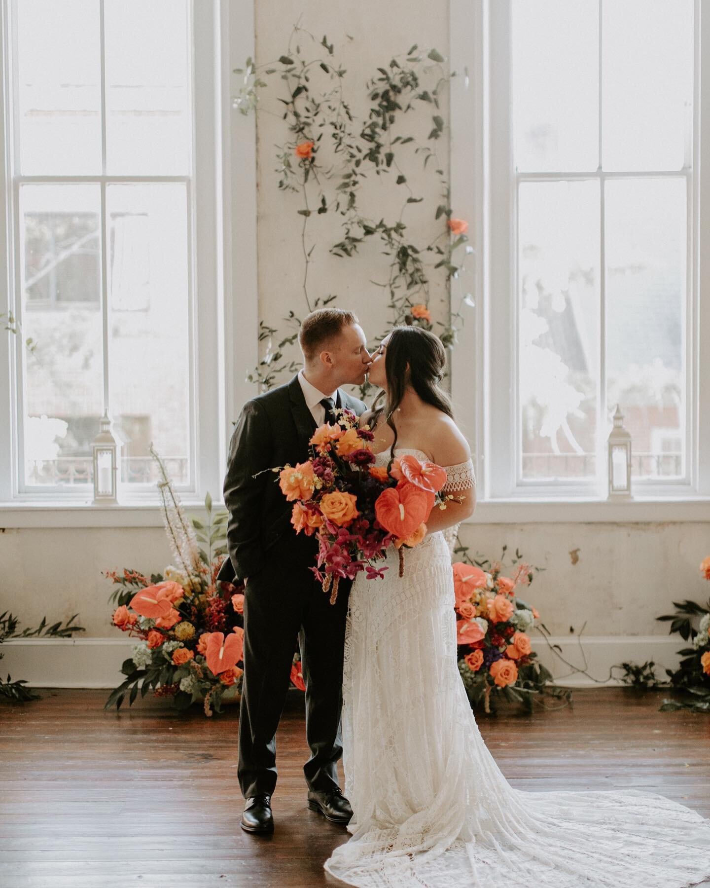 Bold exotic blooms showcase  this perfect urban city wedding! 🖤 

Photographer: @sarah.brookhart