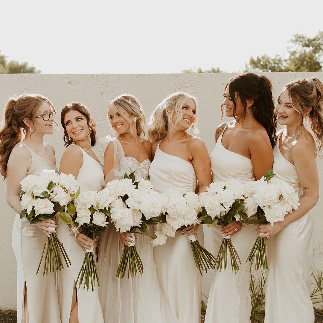 Faith nailed this vintage vogue style wedding! Every chic detail captured by Jessica Mason Photography. Check out this draw dropping all white wedding party!! 🔥A stunning candlelit wedding has us dreaming for more!