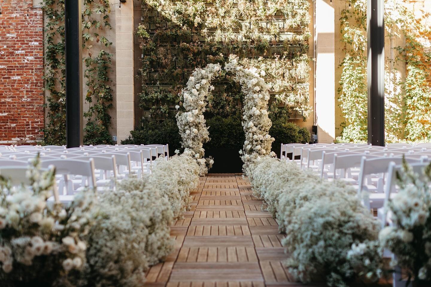 Luxurious Center city wedding set at the perfect golden hour 🪩

&bull;
&bull;
&bull;
📸: @madeline.isabella