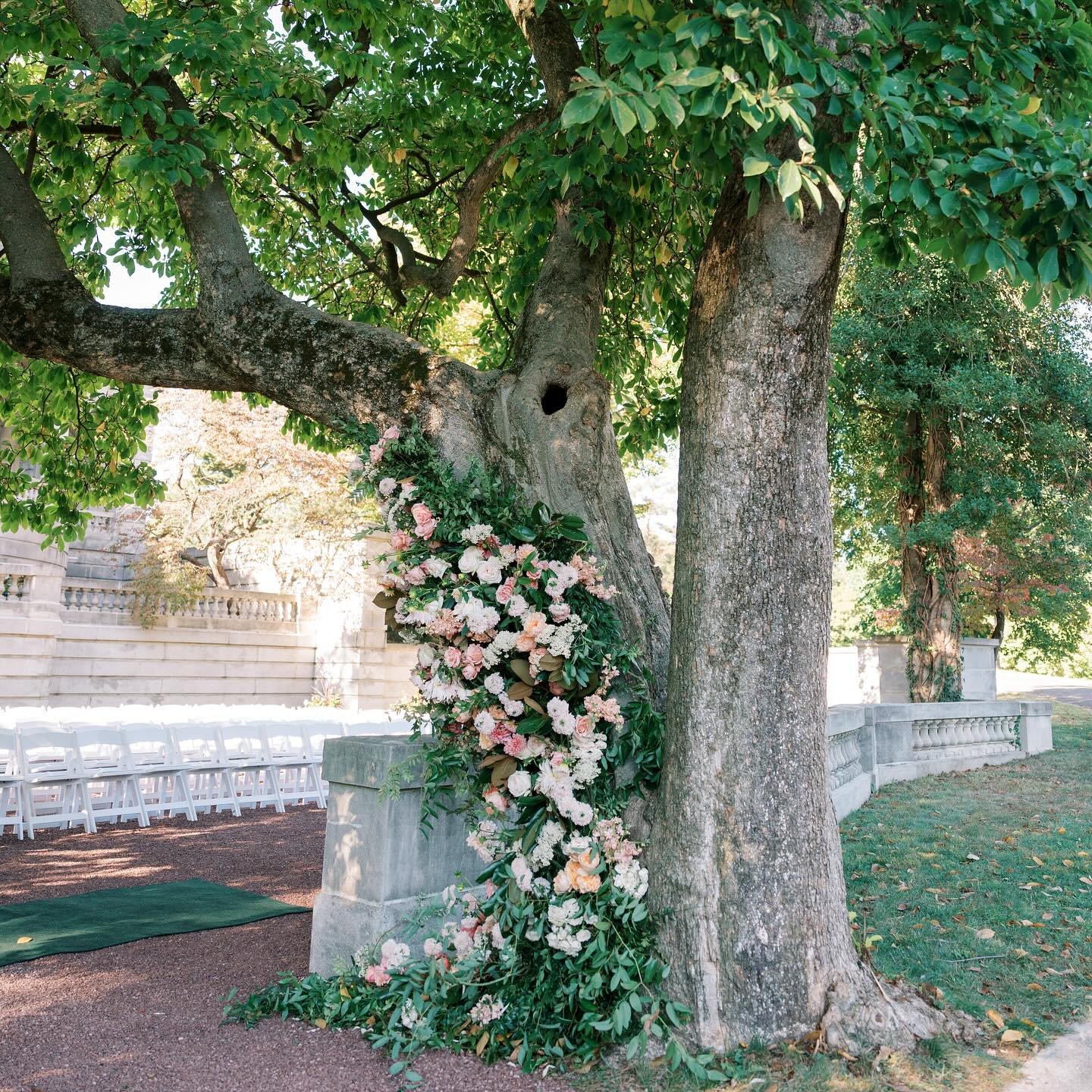 Happy New Year! 🥂Excited to start 2025 with a beautiful feature on @stylemepretty, showcasing our work and celebrating what we love to create. Bravo @laurenblissphoto 📷 loving all the detail you captured! ✨