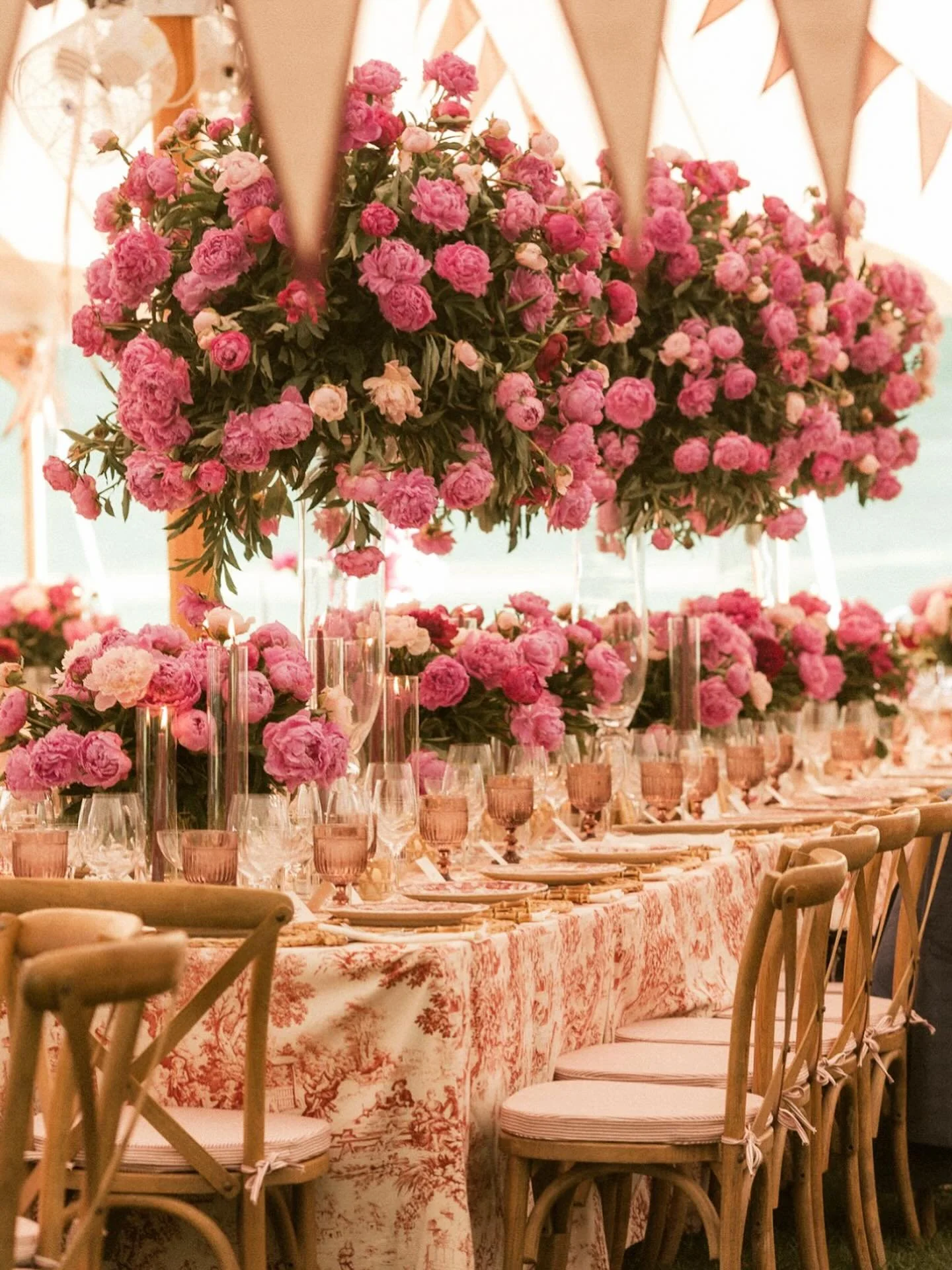 Just a few peonies for an epic summer solstice wedding ✨ 

@petalswithstyle / @allaboutevents_phl