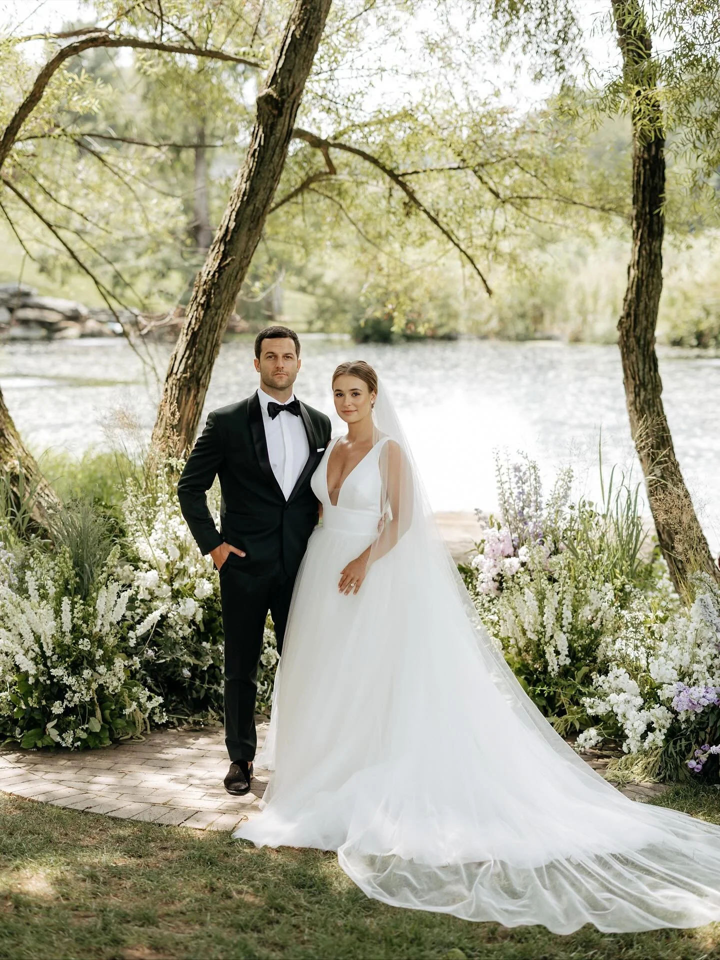 Fresh from the garden style, lots of texture, soft movement. Blooms are carefully arranged feel effortless yet refined. Locally designed with premium flowers for a timeless look. Perfectly elevated relaxed, and romantic. 
📷 @sarah.brookhart