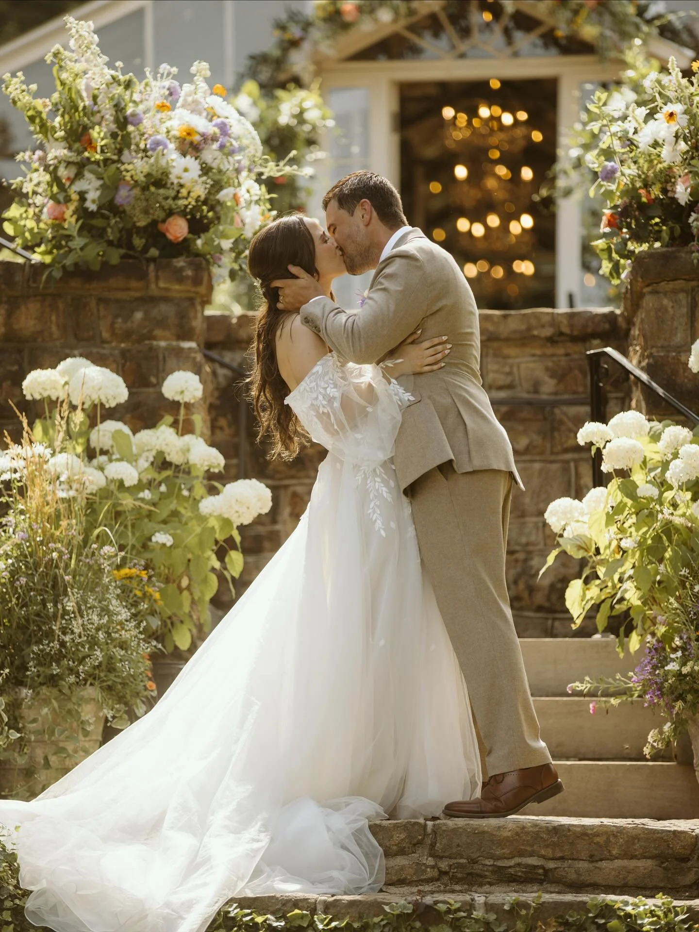 Greenhouse feels, local blooms, and those flower pots 🌿Obsessed @sparrowandlace