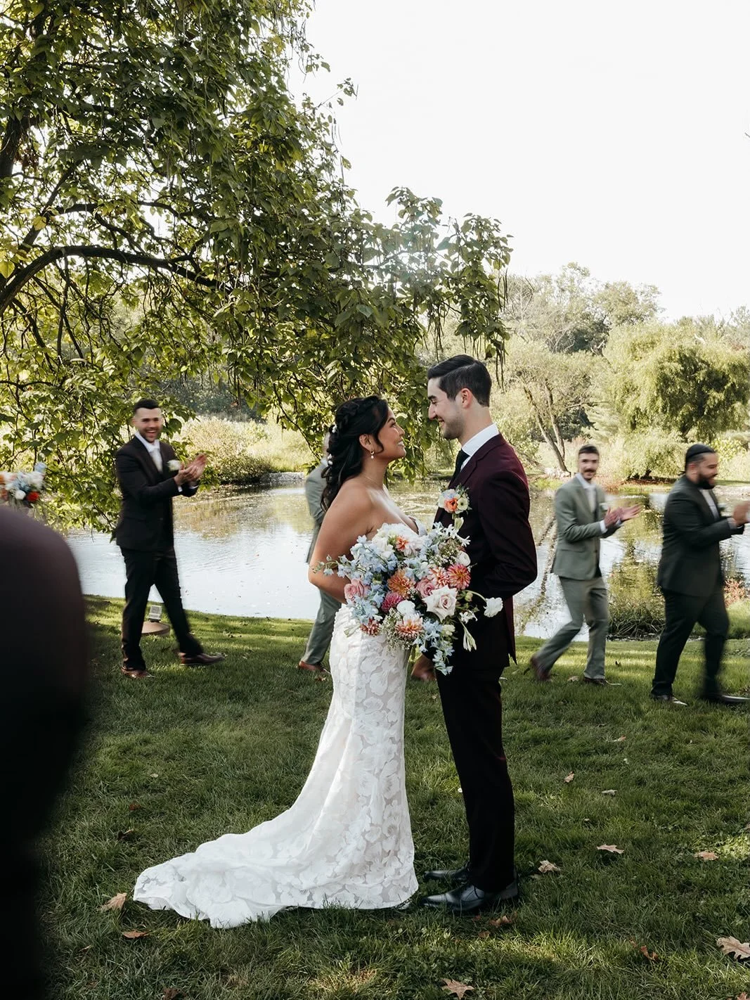The. largest. wedding party ever! Styled in the most perfect way👌Every color, texture and pattern complimented every petal. Thank you Matt and Anna for your impeccable taste ✨
.
.
.
📷 @_sarahbrookhart
