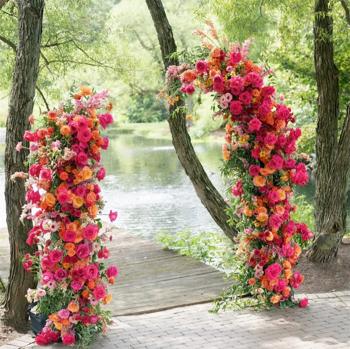 Pop of color, counting down for warmer days! 🧡🩷These blooms captured the essence of an outdoor garden wedding. 
.
.
.
@laurenfairassociates