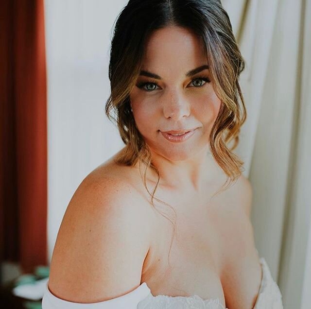 One of my fall weddings last year, did this one in beautiful upstate New York! Thank you @mandyygirl , for being such a gorgeous and sweet bride!  We had a blast!

#nybride #destinationwedding #onlocationhairandmakeup #onlocationbridalhairstylist #on