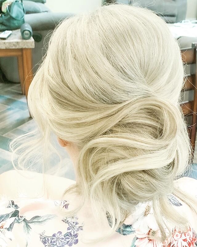 Updos can be your friends ladies, one of the most common things I hear... &ldquo;I don&rsquo;t think I look good with my hair up&rdquo;. I say, don&rsquo;t knock it til you try it babygirl!  You just might love it!

#updos #bridalhair #bridalhairnj #