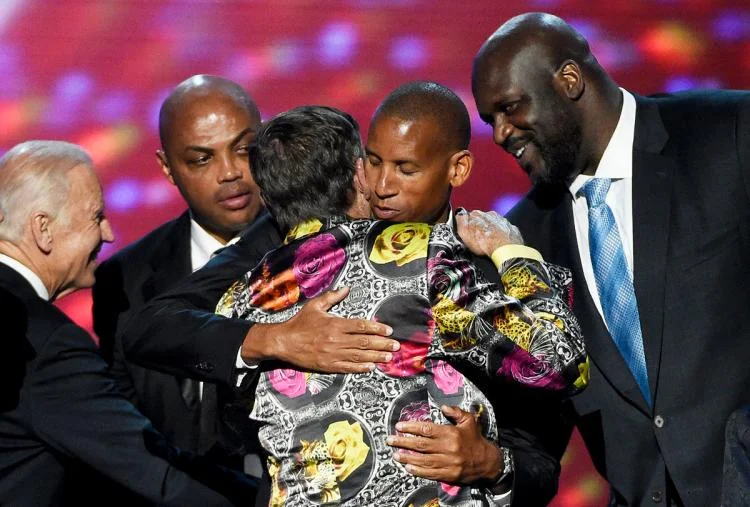 Craig Sager was inducted into the Sports Broadcaster Hall of Fame and receives hugs from Vice President Joe Biden, Charles Barkley, Reggie Miller, and Shaq