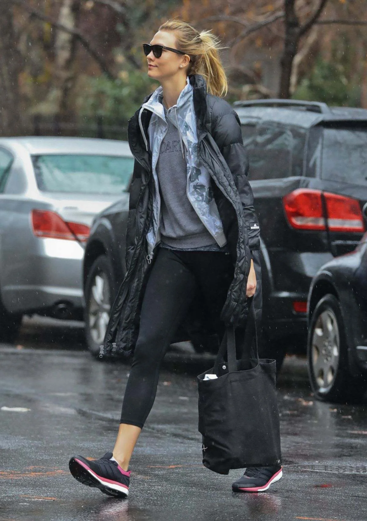 Super Model Karlie Kloss in NYC heading to a fitness studio on 01.03.17