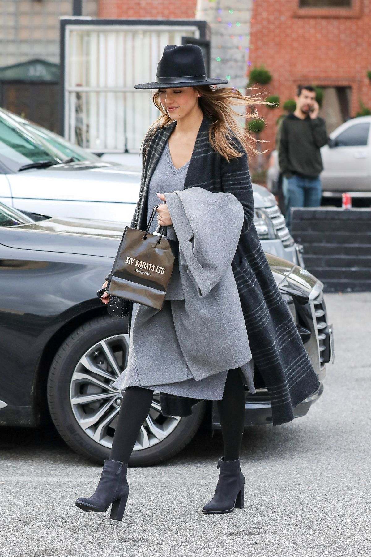 Jessica Alba shopping in LA on 12.26.16