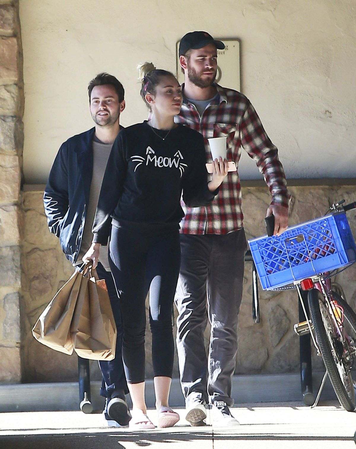 MIley Cyrus and Liam Hemsworth shopping in LA on 01.06.17