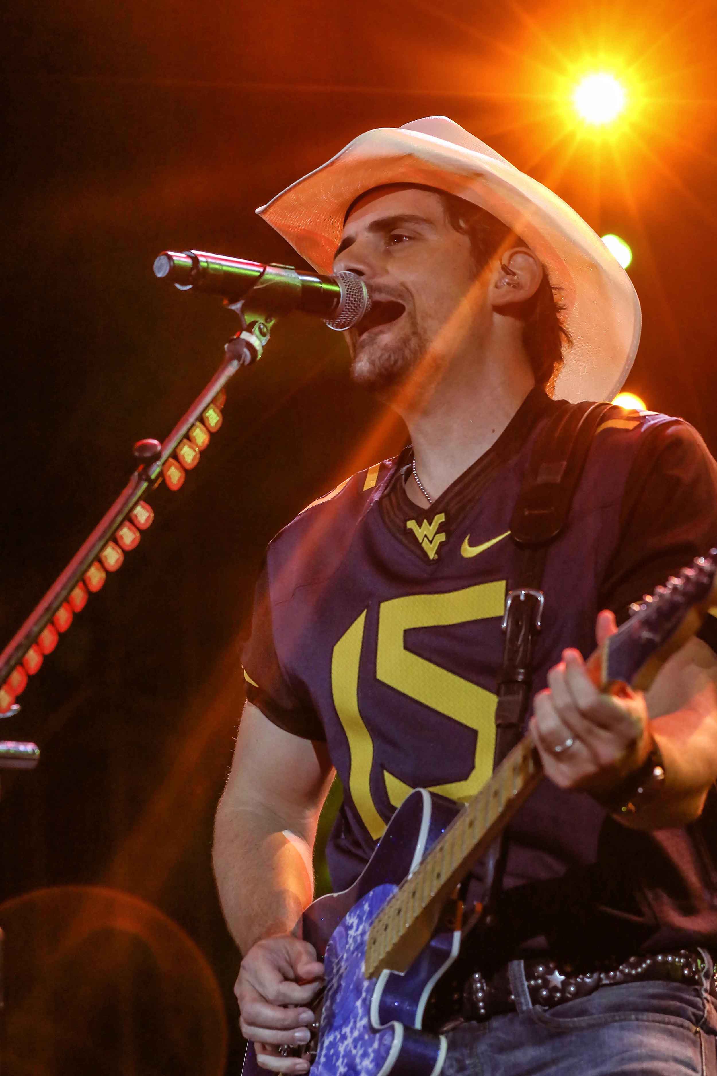 Brad Paisley 4_credit Chris Bradshaw.jpg