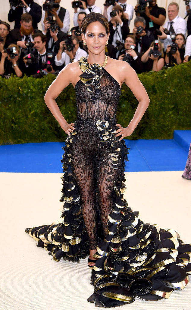 rs_634x1024-170501173237-634.Halle-Berry-Met-Gala-2017-Arrivals.ms.050117.jpg