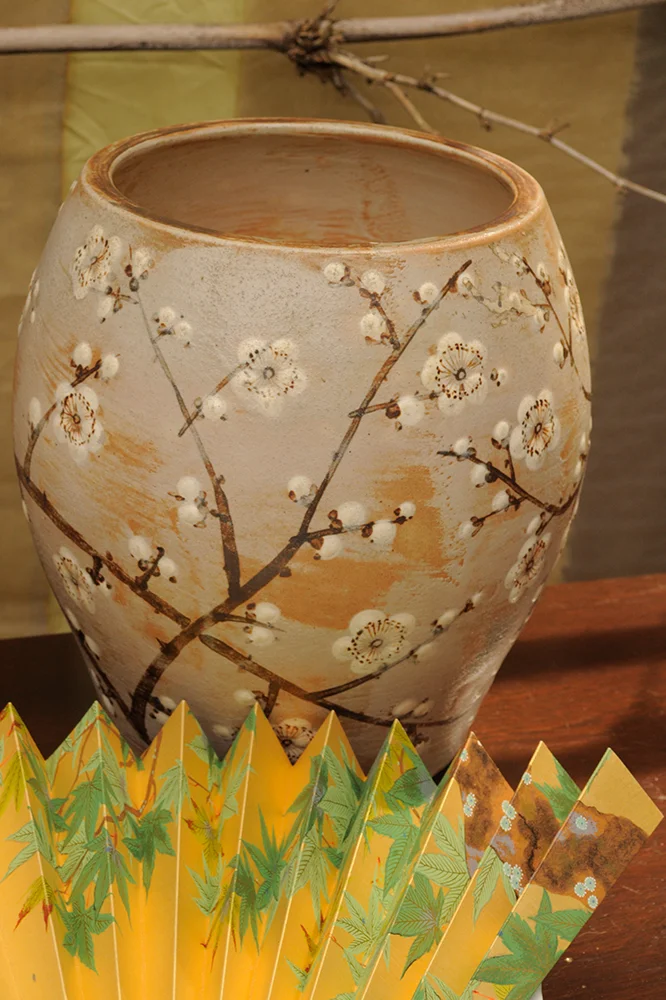 Cerejeira em Flor: Vaso em cerâmica, pintura hakeme, decoração com flores de amendoeira
