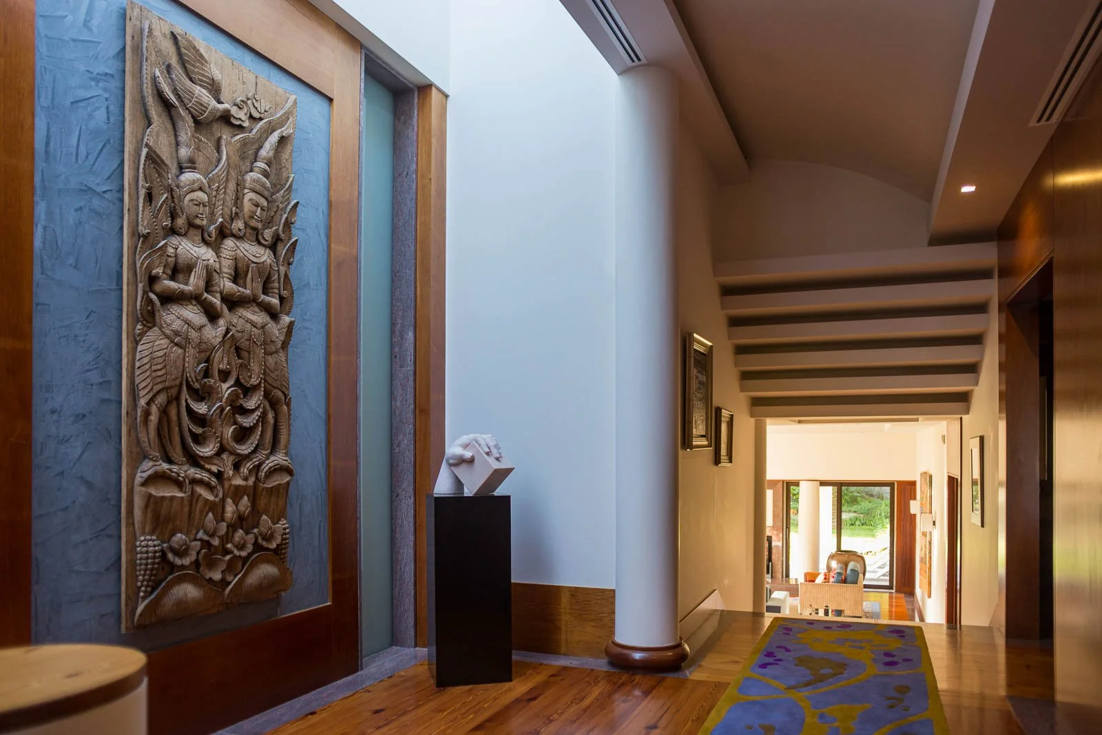 Sala de entrada com painéis entalhados em madeira da Birmânia e arte — detalhe de arquitetura de interiores