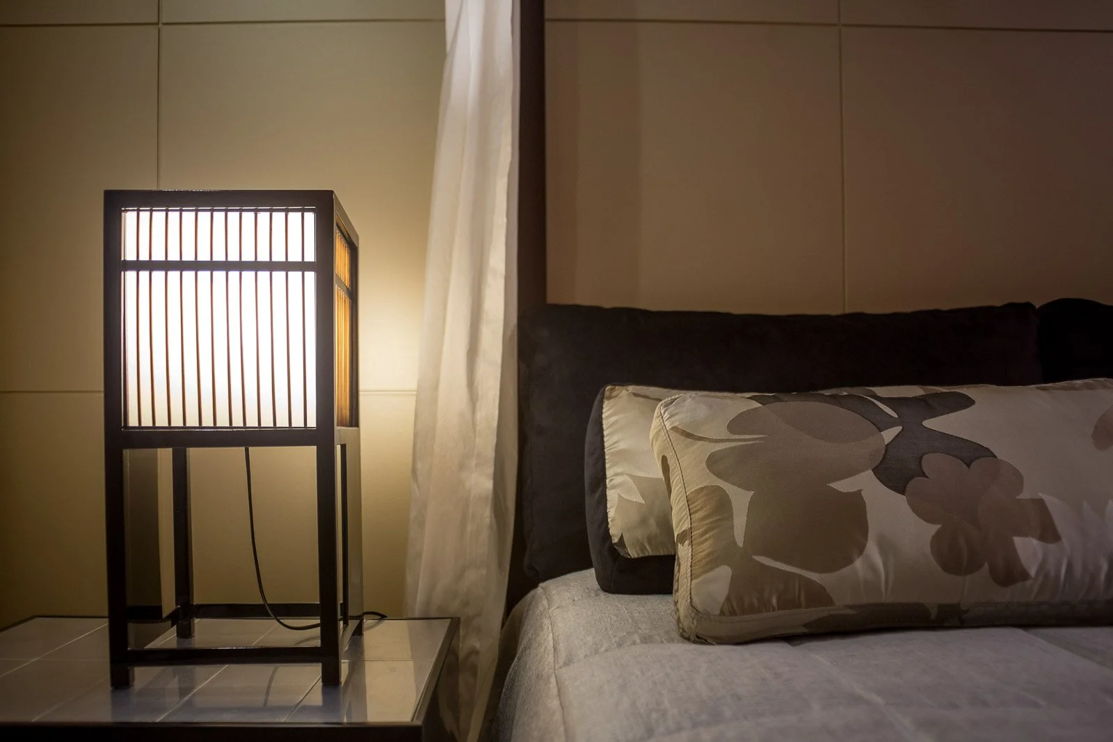 Black lacquer and shoji paper japanese geometric bedside table lamp