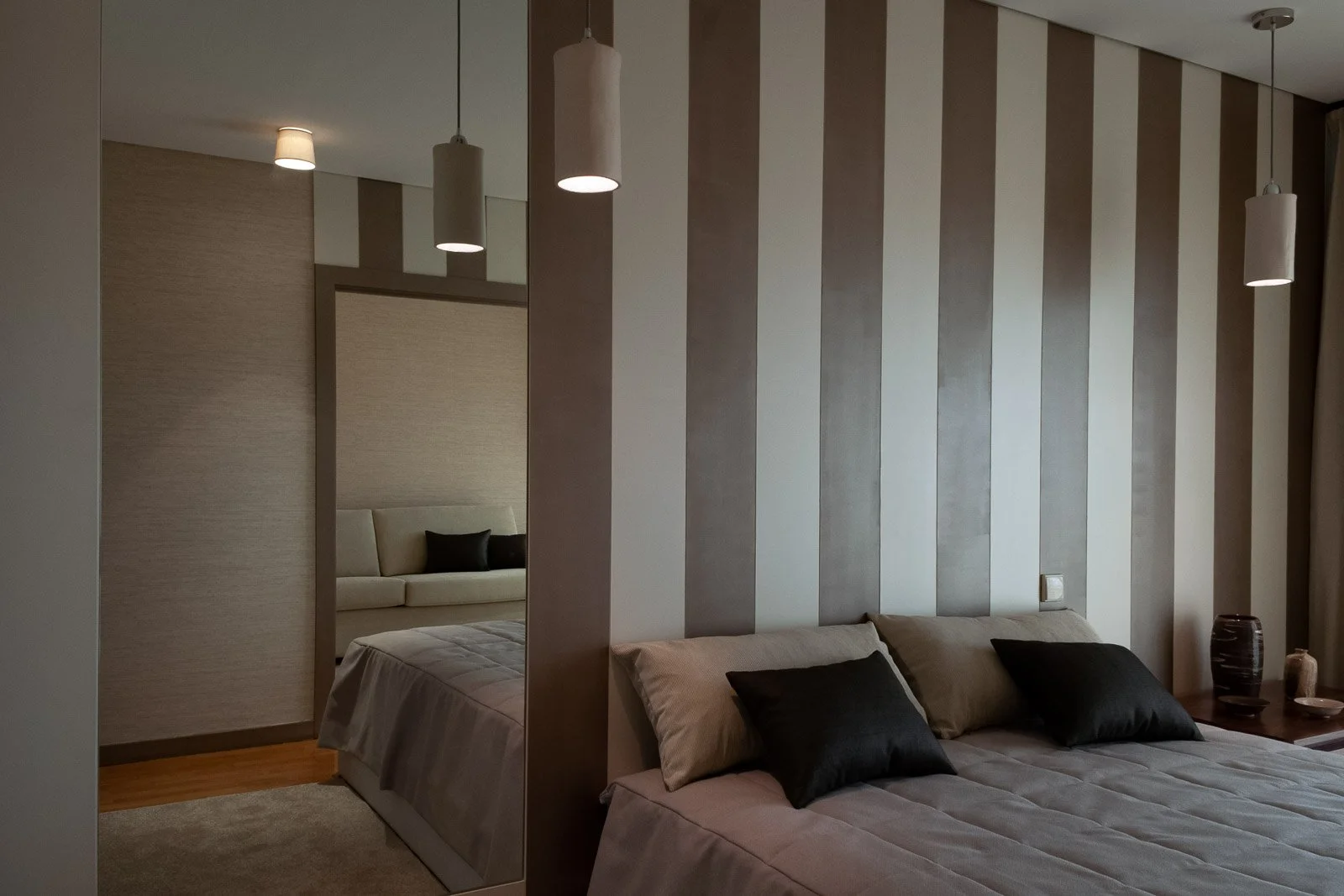 Striped vinyl and natural vegetable fiber wallpaper in bedroom