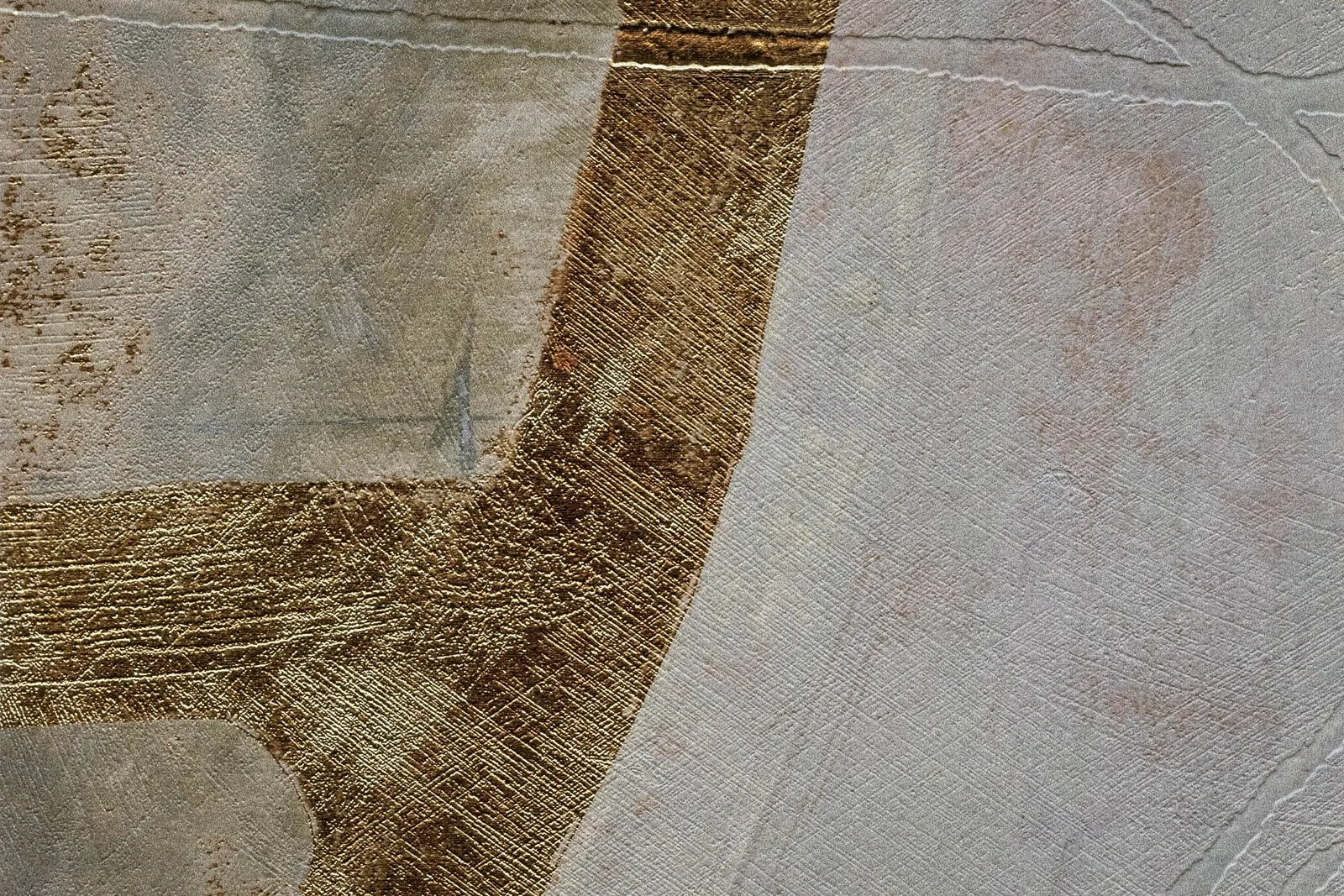 Trompe l'oeil plastered vinyl wallpaper with kintsugi gold accents