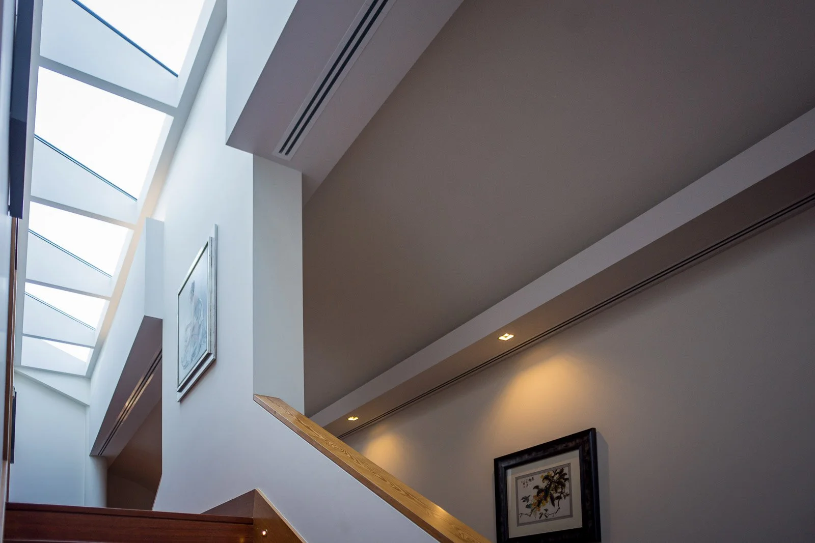Escadaria e clarabóias — detalhe de arquitetura e design de interiores