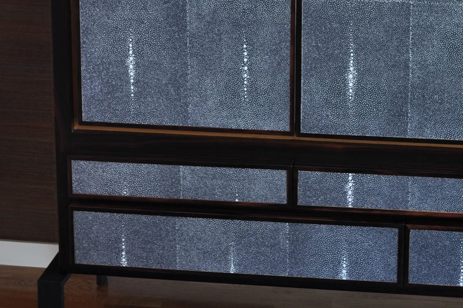 Aparador de autor em ébano de Macassar com painéis em galuchat