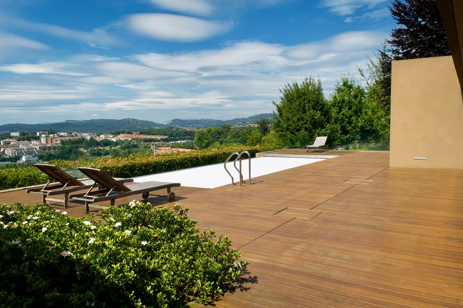 Design da área exterior do terraço junto à piscina