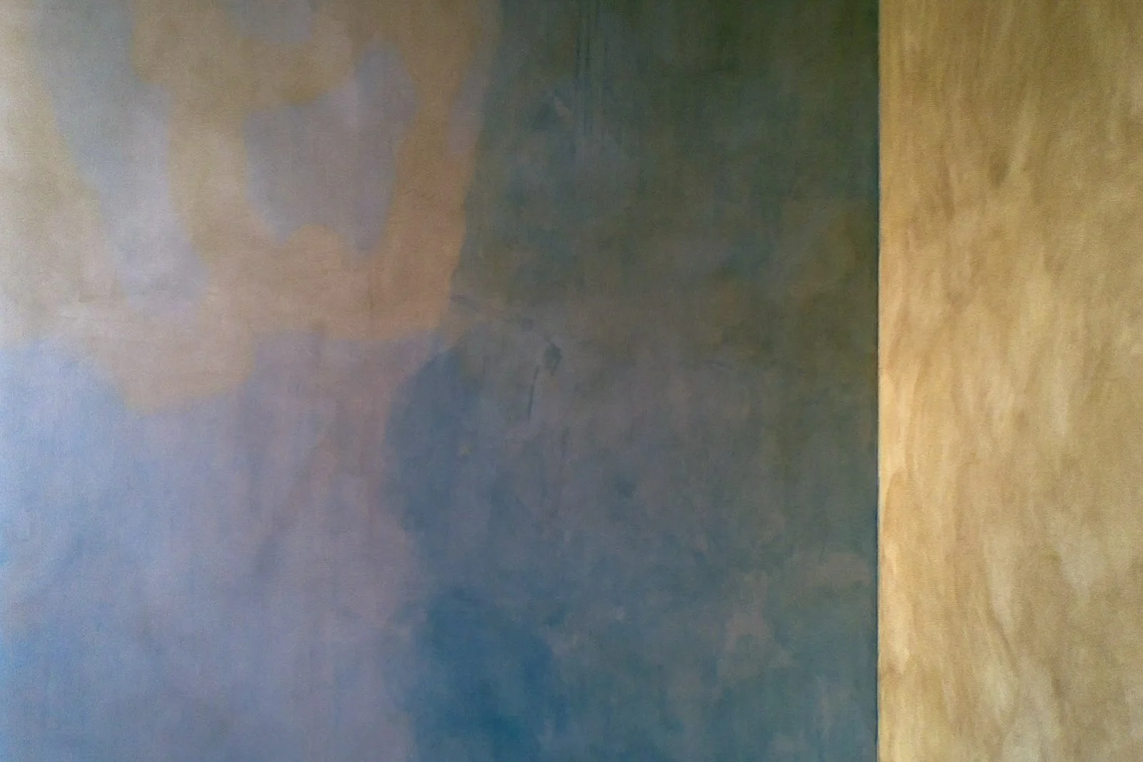 Pintura mural decorativa em trompe l'oeil com dourado e tons pastel