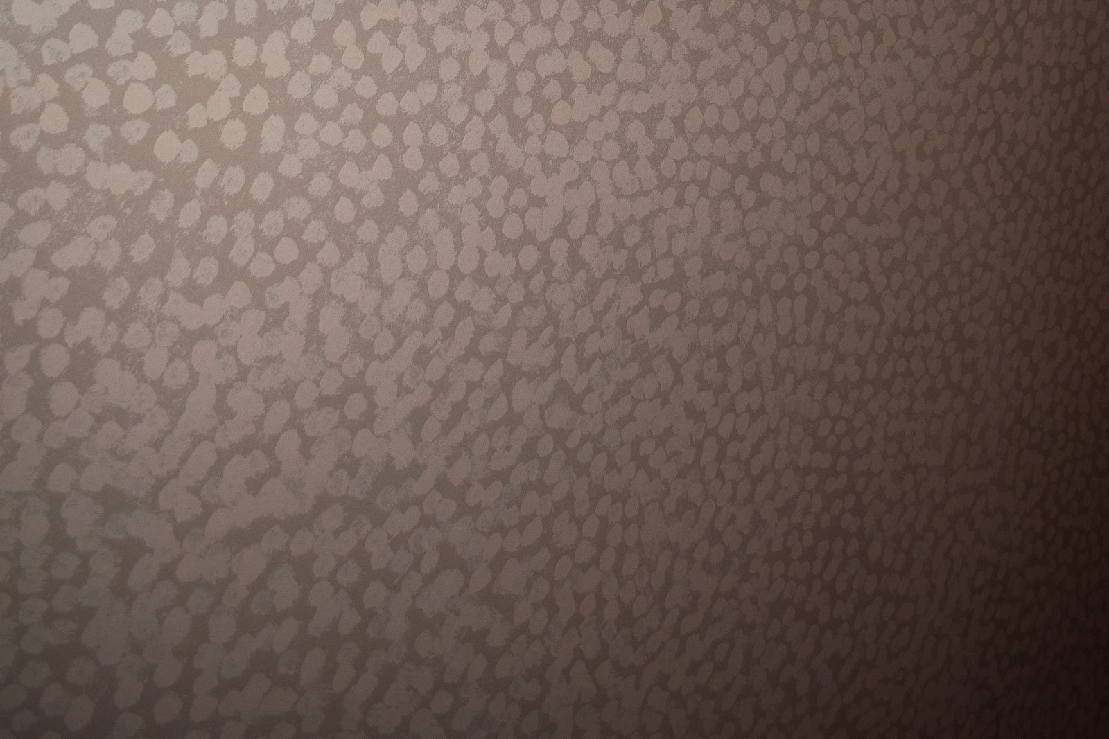 Pintura mural em trompe l'oeil com padrão subtil de leopardo, em bolinhas, em tons rosa