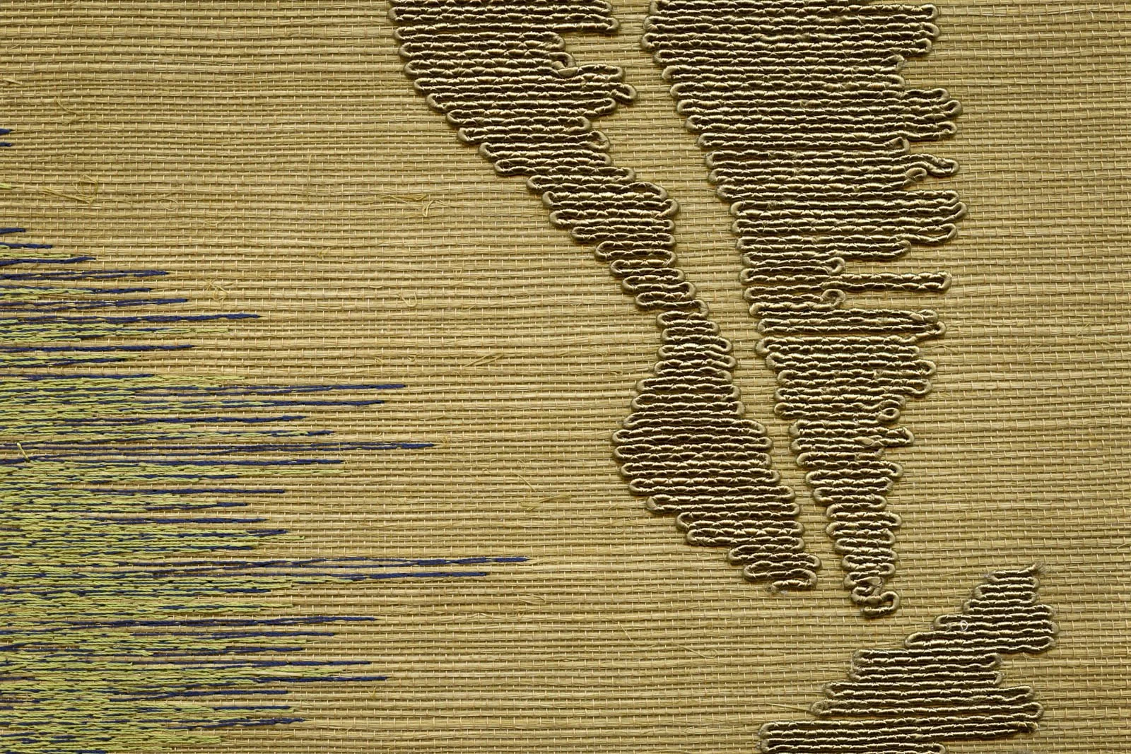 Papel de parede, em bordado ikat, de fibras naturais, com motivo de folhagem
