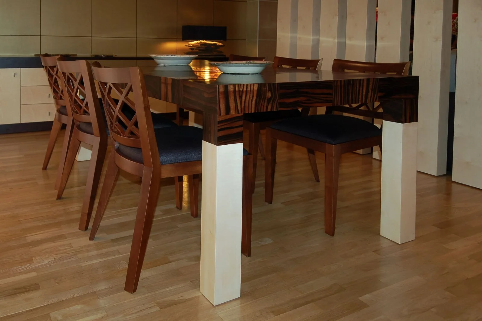 Sala de jantar com pavimento refinado em carvalho Francês sob uma mesa de sicómoro e ébano de Macassar