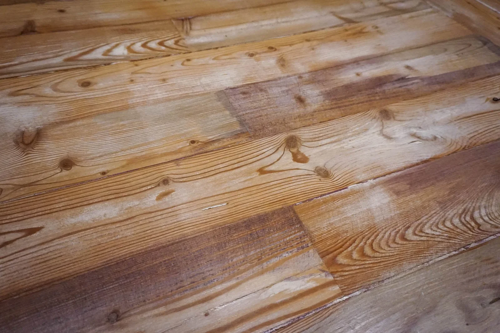 Sala de estar com pavimento elegante em madeira de Riga com acabamento décapé albugem