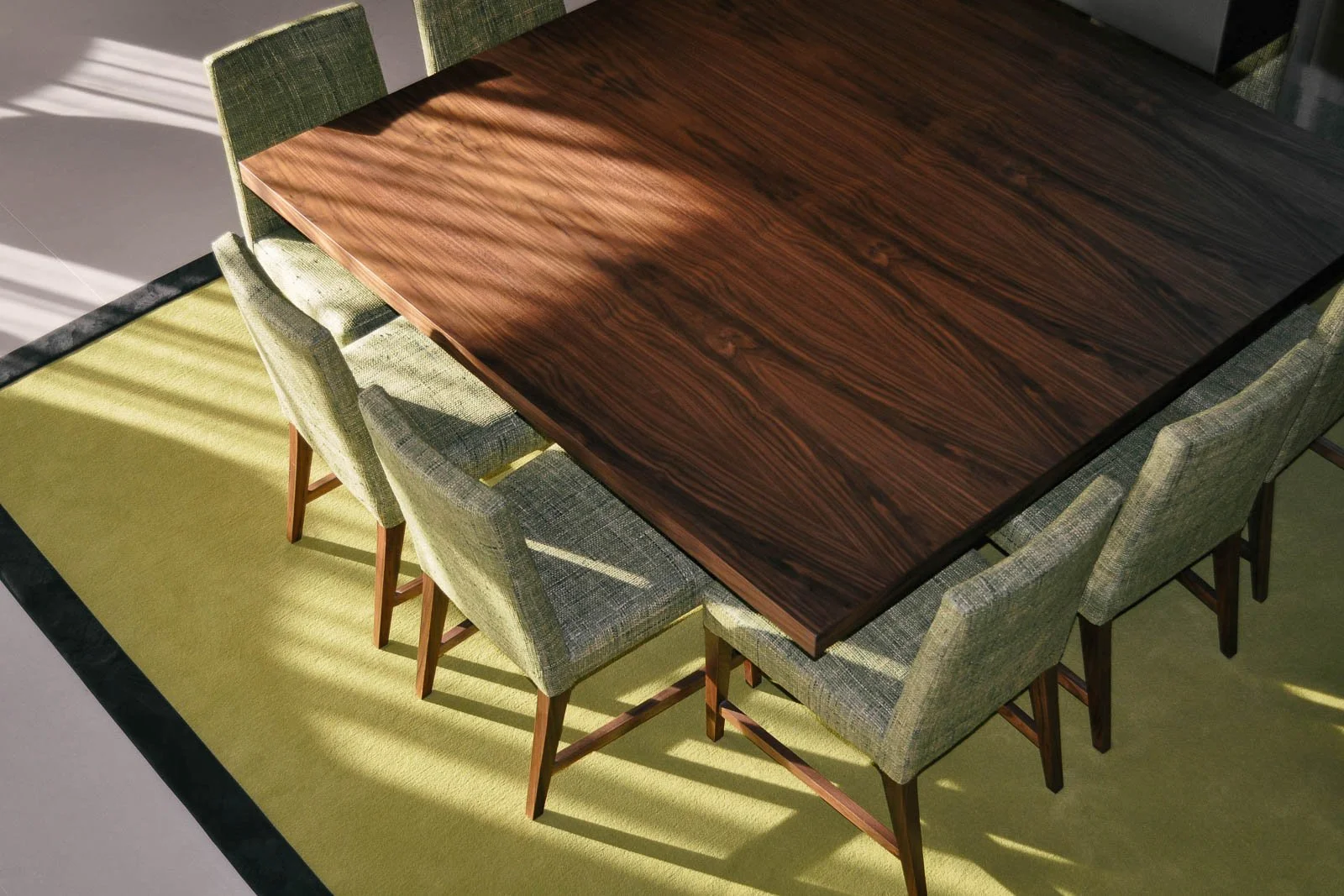 Detalhe de sala de jantar com tapete verde-claro 100% lã
