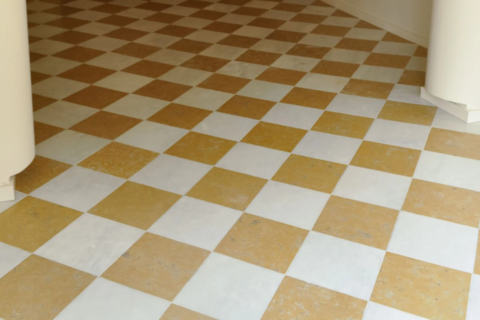 Pavimento de sala de estar em xadrez de mármores Branco Estremoz e Amarelo Negrais