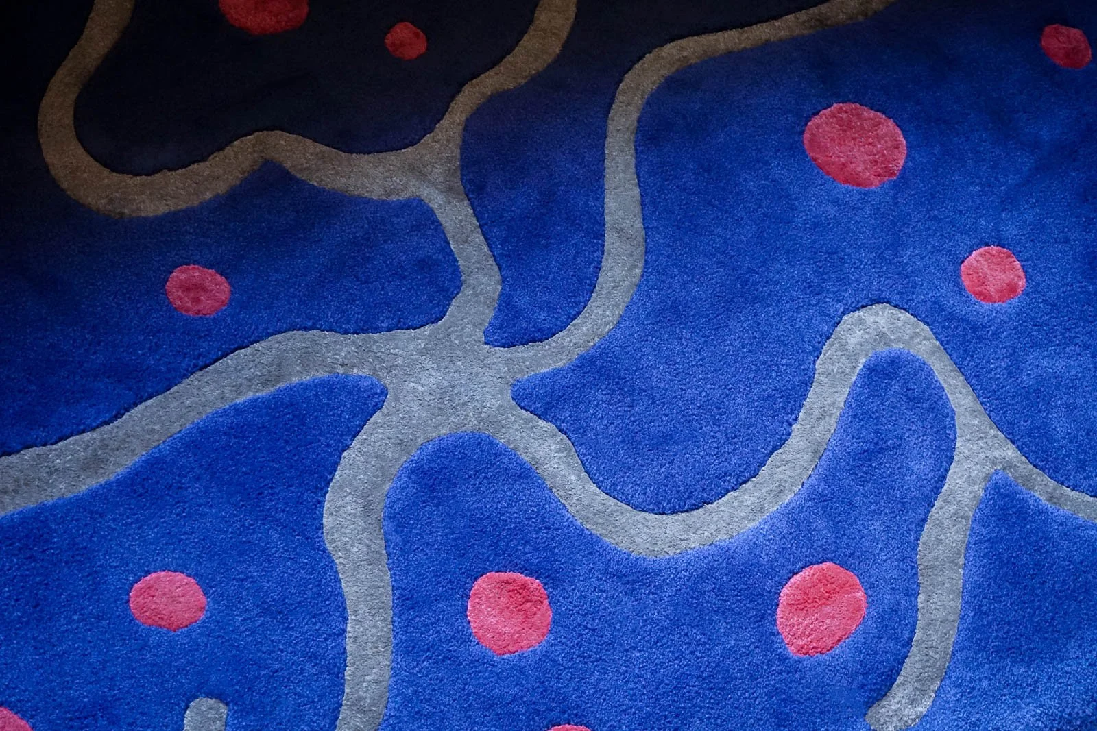 Detalhe de tapete tufado à mão, 100% lã, desenho de autor, motivos orgânicos abstratos