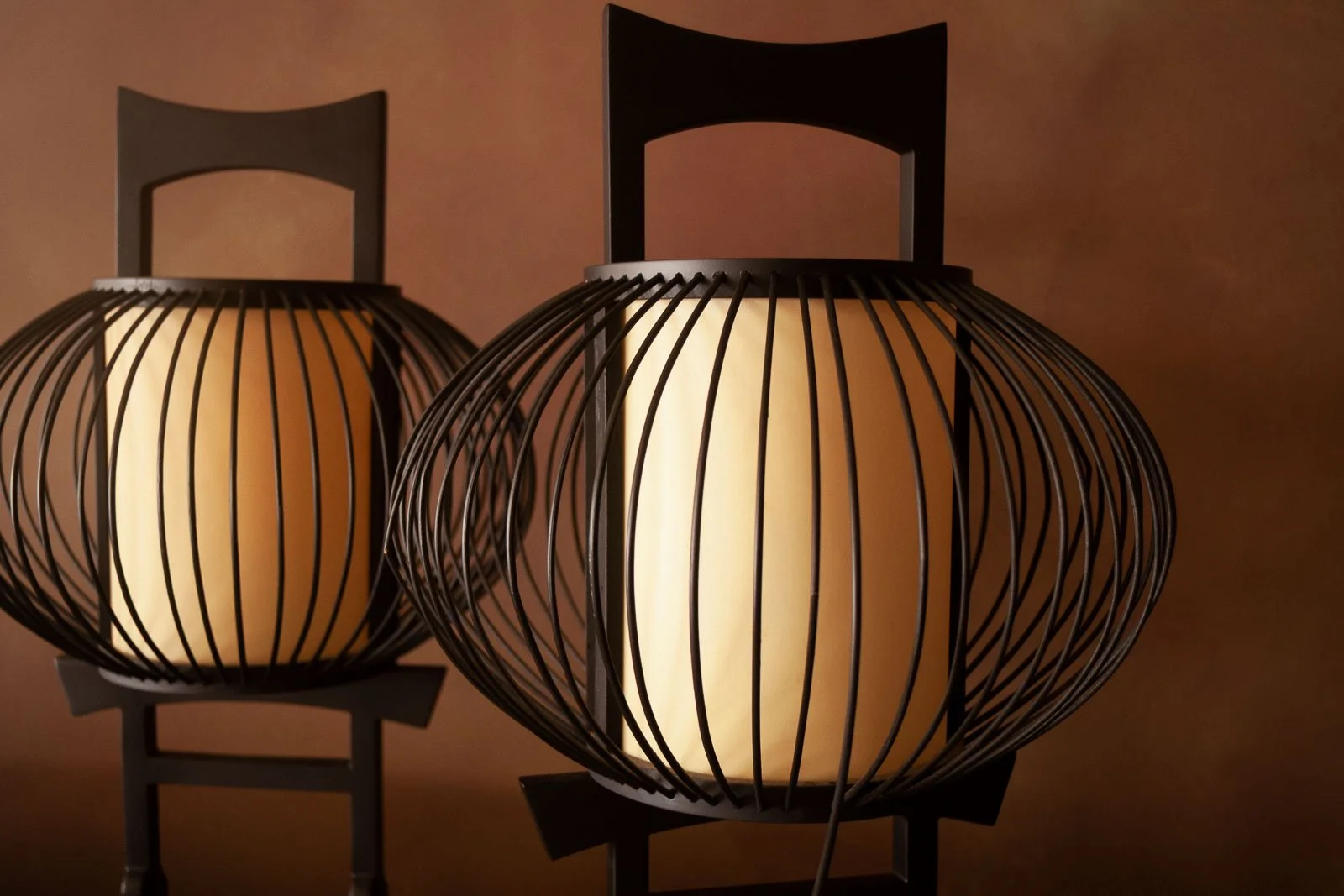 Candeeiros de mesa japoneses redondos, em madeira e vime lacados a preto, com abat-jour em papel shoji