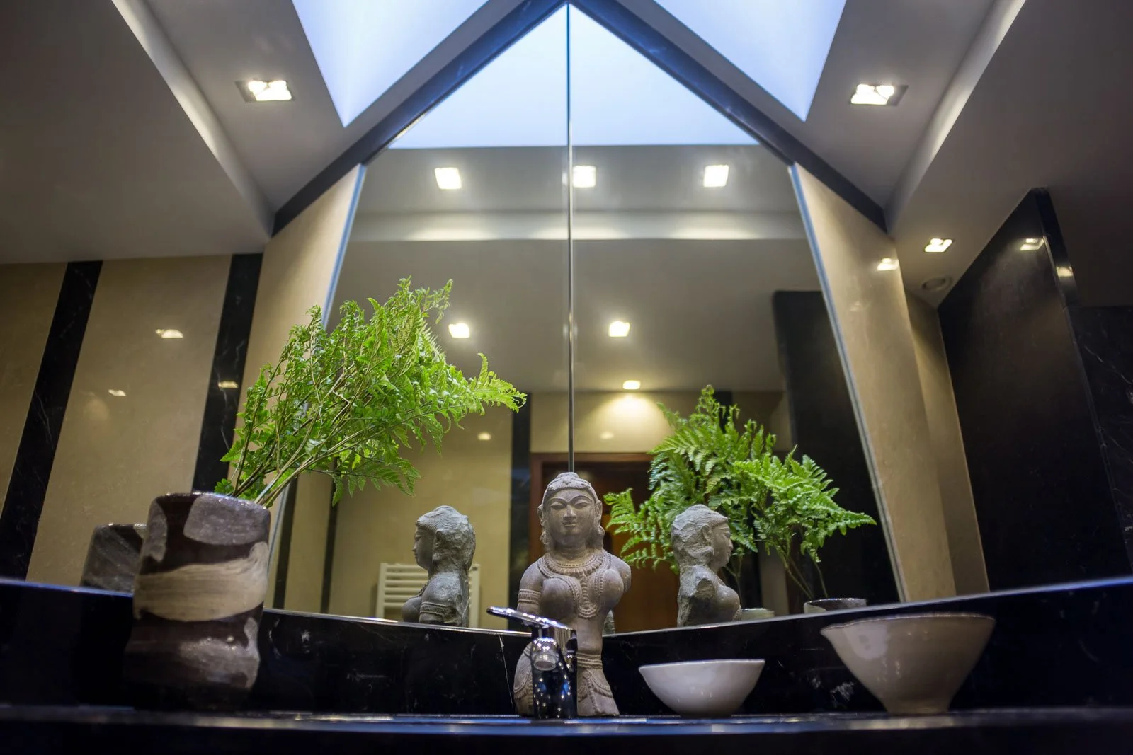 Ambiente sofisticado: iluminação de spots de teto em casa de banho