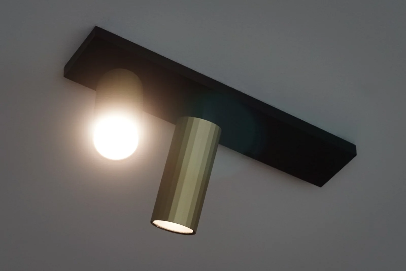 Pormenor de spot direcional minimalista de teto, em metal