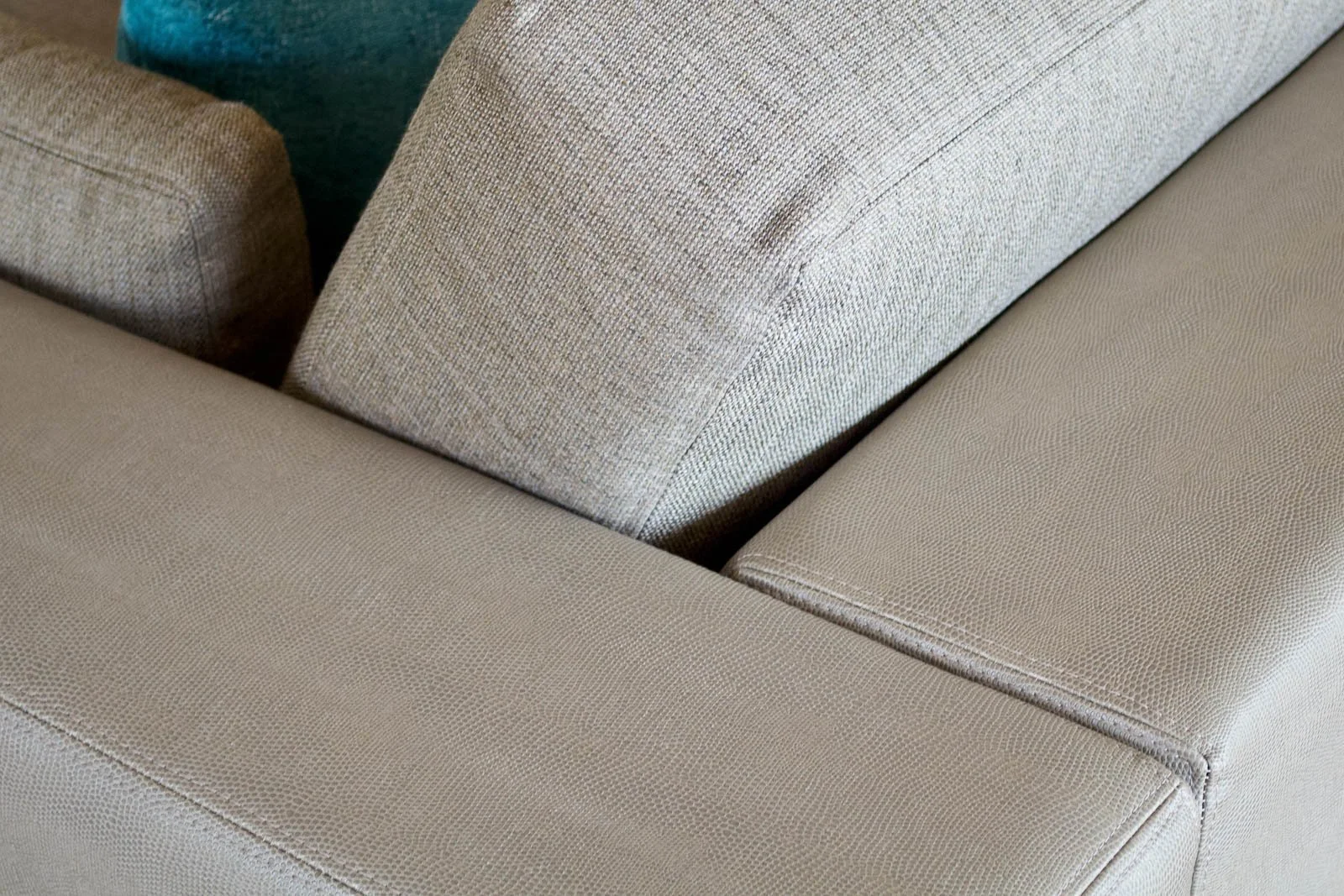 Pormenor dos estofos de sofá em pele branca