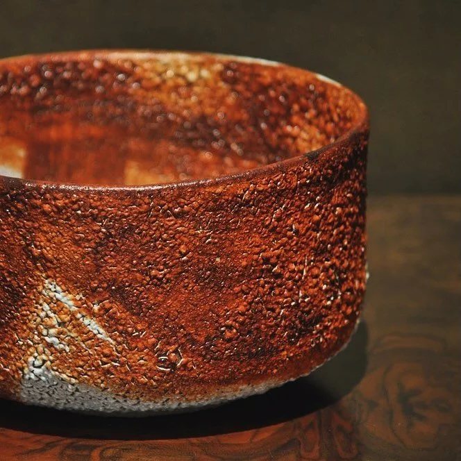 Crafted from stoneware and expertly wheel-thrown, this Shino Bowl piece features a luxurious glaze and subtle iron oxide wash brushstrokes. Elevating any space with its handcrafted aesthetic.
Discover more in the links in our bio.

Ceramic by Jos&eac