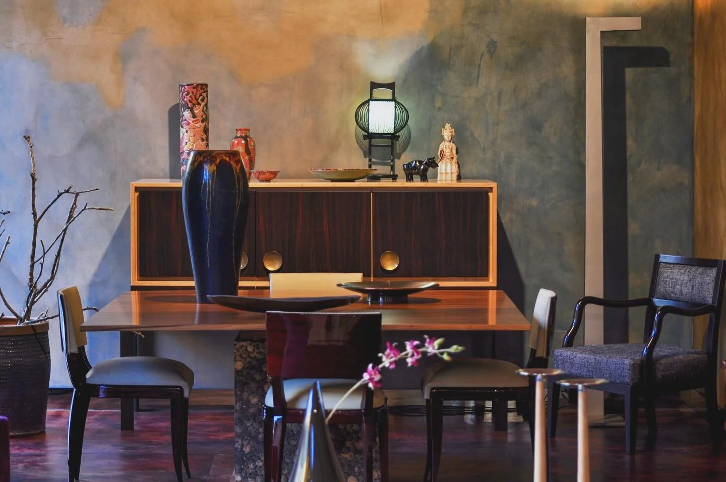 Navigating the realm of refined contemporary design amidst curarted eclecticism: juxtaposition of contemporary elements within a diverse and carefully selected mix of styles and influences.

#interiorarchitecture #design #architecture 
#homeinspirati