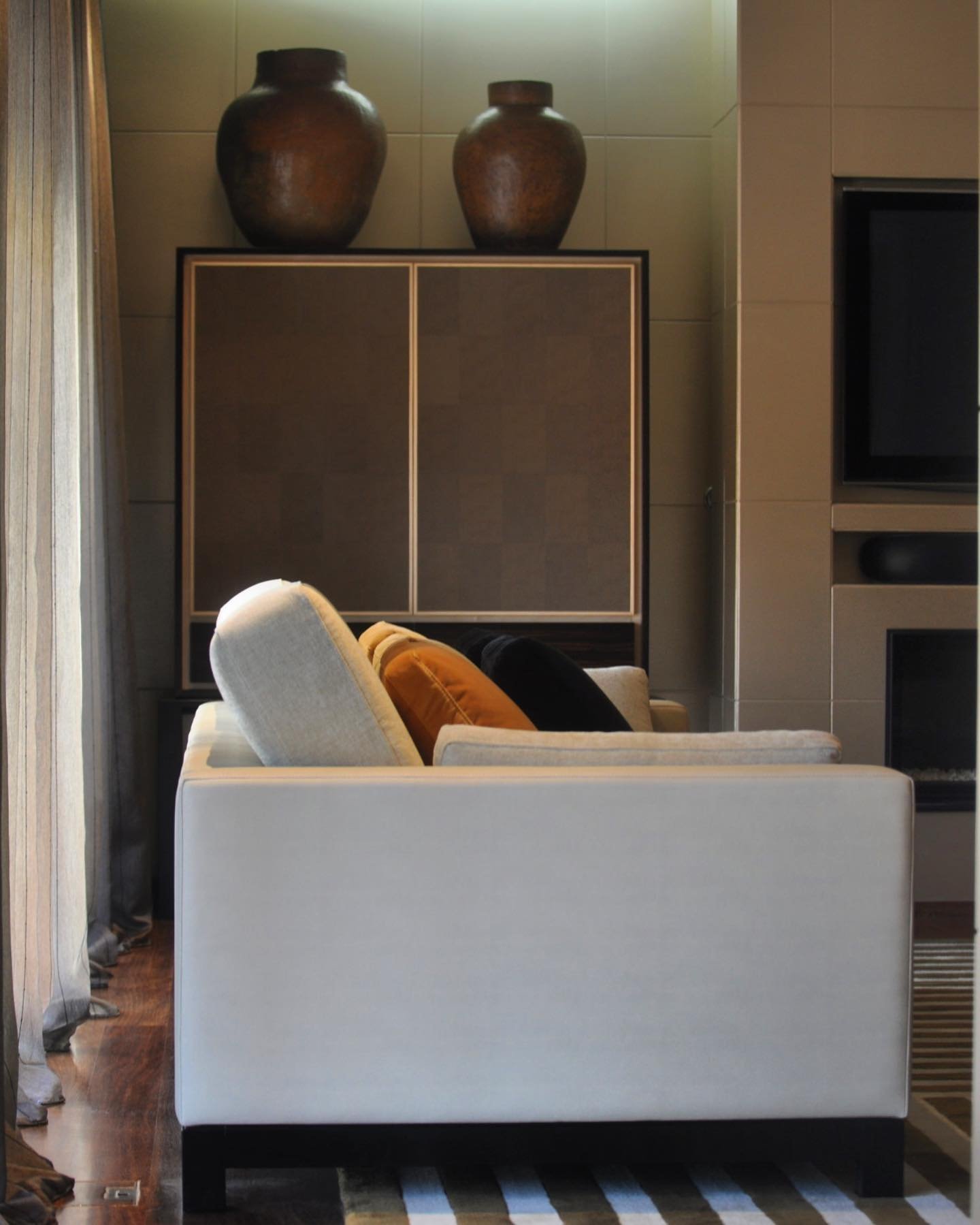 Detalhes em tons creme e terra.

#joseantonioandradeinteriors #interiorsrchitecture #design #architecture #homeinspirstion #contemporary #artdevivre #iluminacao #interiores